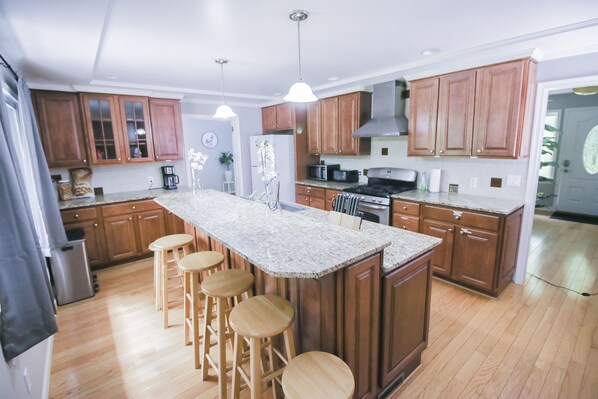 Private kitchen - Huge house by Princeton University! Fits up to 22! (Princeton)