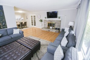 Living area - Huge house by Princeton University! Fits up to 22! (Princeton)