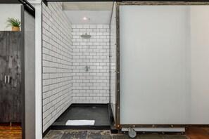 Kylpyamme, hiustenkuivaaja, pyyhkeet, vessapaperi