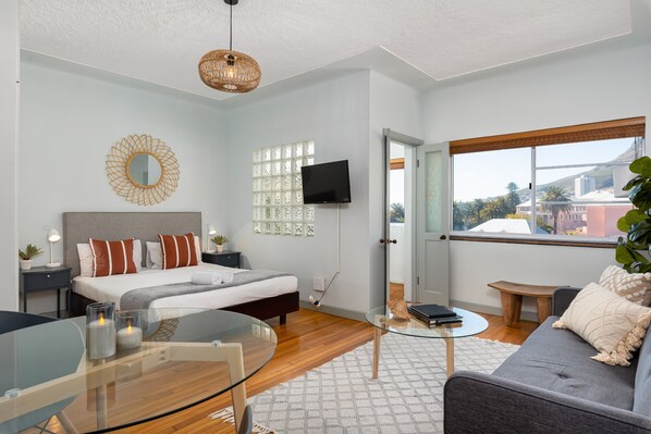 1 bedroom, desk, iron/ironing board, Internet - Kloof Street Apartment with Breathtaking Views (Cape Town)