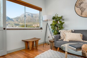 Living area - Kloof Street Apartment with Breathtaking Views (Cape Town)