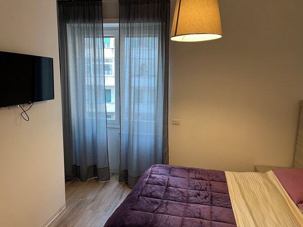 1 bedroom, desk, WiFi, bed sheets - Room with private bathroom one step away from the center of Rome (Roma)
