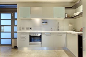 Kjøleskap, mikrobølgeovn, ovn og kokeplater