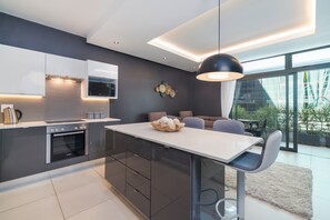 ثلاجة، ميكروويف، فرن، موقد طهي مسطح