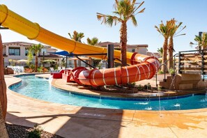 Un parc aquatique doté d’un grand toboggan et d’une piscine.