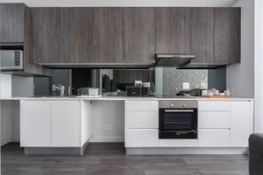 Kjøleskap, mikrobølgeovn, ovn og kokeplater