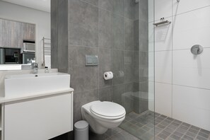 Dusj, hårføner, håndklær og såpe