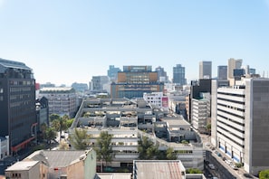Un paysage urbain avec des bâtiments modernes, dont un édifice remarquable qui se distingue par son toit au design original.