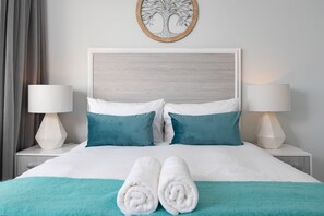 2 bedrooms, in-room safe, desk, iron/ironing board - Beachfront Gem with Amazing Views! (Cape Town)
