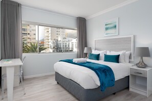 2 bedrooms, in-room safe, desk, iron/ironing board - Beachfront Gem with Amazing Views! (Cape Town)
