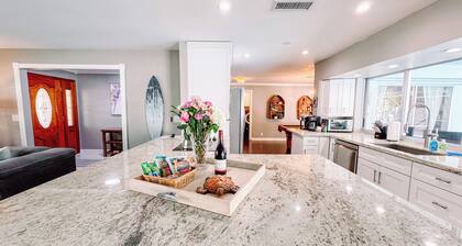 Singer Island Beach, Heated Pool, PUTT PUTT, Pool Table & 5 min walk to Beach!