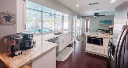 Singer Island Beach, Heated Pool, PUTT PUTT, Pool Table & 5 min walk to Beach!