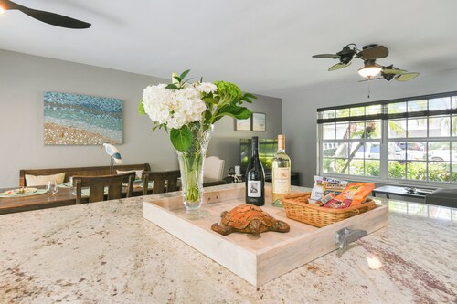 Singer Island Beach, Heated Pool, PUTT PUTT, Pool Table & 5 min walk to Beach!