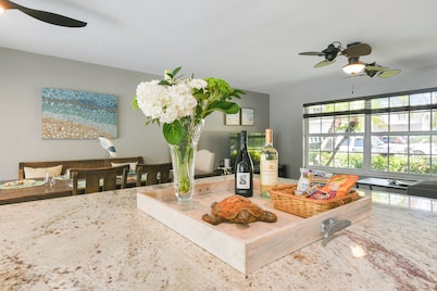 Singer Island Beach, Heated Pool, PUTT PUTT, Pool Table & 5 min walk to Beach!