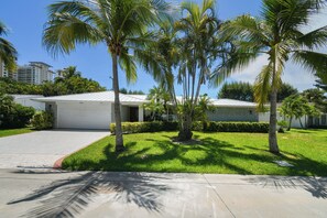 Property grounds - Singer Island Beach, Heated Pool, PUTT PUTT, Pool Table & 5 min walk to Beach! (West Palm Beach)