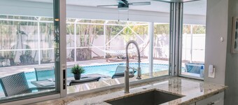 Singer Island Beach, Heated Pool, PUTT PUTT, Pool Table & 5 min walk to Beach!