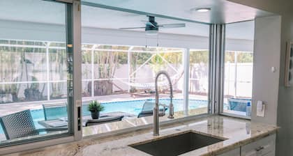 Singer Island Beach, Heated Pool, PUTT PUTT, Pool Table & 5 min walk to Beach!