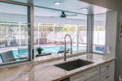 Singer Island Beach, Heated Pool, PUTT PUTT, Pool Table & 5 min walk to Beach!