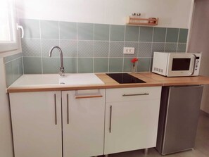 Fridge, microwave, stovetop, cookware/dishes/utensils