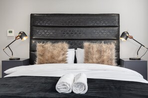 2 bedrooms, in-room safe, desk, iron/ironing board