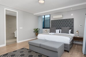 2 bedrooms, in-room safe, desk, iron/ironing board
