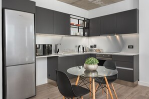 Fridge, microwave, oven, stovetop - Lovely and Stylish Apartment l De Waterkant (Cape Town)