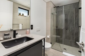 Shower, hair dryer, towels, soap - Lovely and Stylish Apartment l De Waterkant (Cape Town)