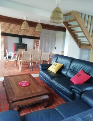 Télévision, cheminée, espaces bureaux