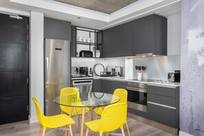 Fridge, microwave, oven, stovetop - Vibrant Signature Apartment (Cape Town)