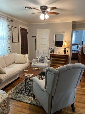 Smart TV, chimenea, libros y oficina 