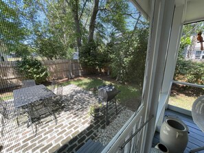 Outdoor dining - Historic District,3 bedrooms & 2 full baths, one level. Fenced backyard. Porch. (Georgetown)