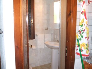 Douche, séchoir à cheveux, serviettes fournies, papier de toilette