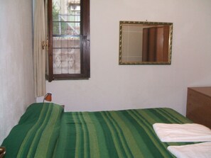 2 chambres, fer et planche à repasser, lit de bébé portatif