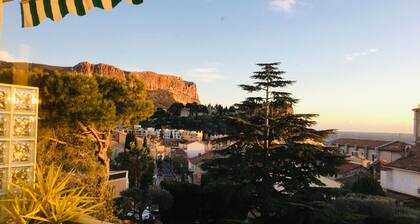T3 through, ideally located, comfort, quiet, breathtaking view of Cassis
