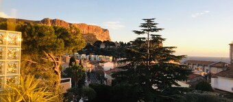 T3 through, ideally located, comfort, quiet, breathtaking view of Cassis