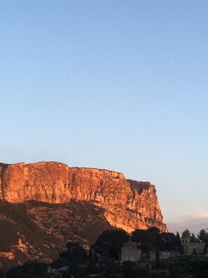 Unclassified image, 5 of 16, button