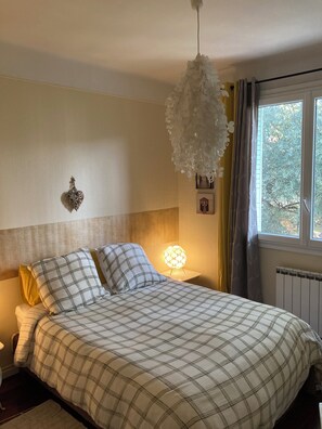 2 bedrooms, iron/ironing board, free WiFi, bed sheets
