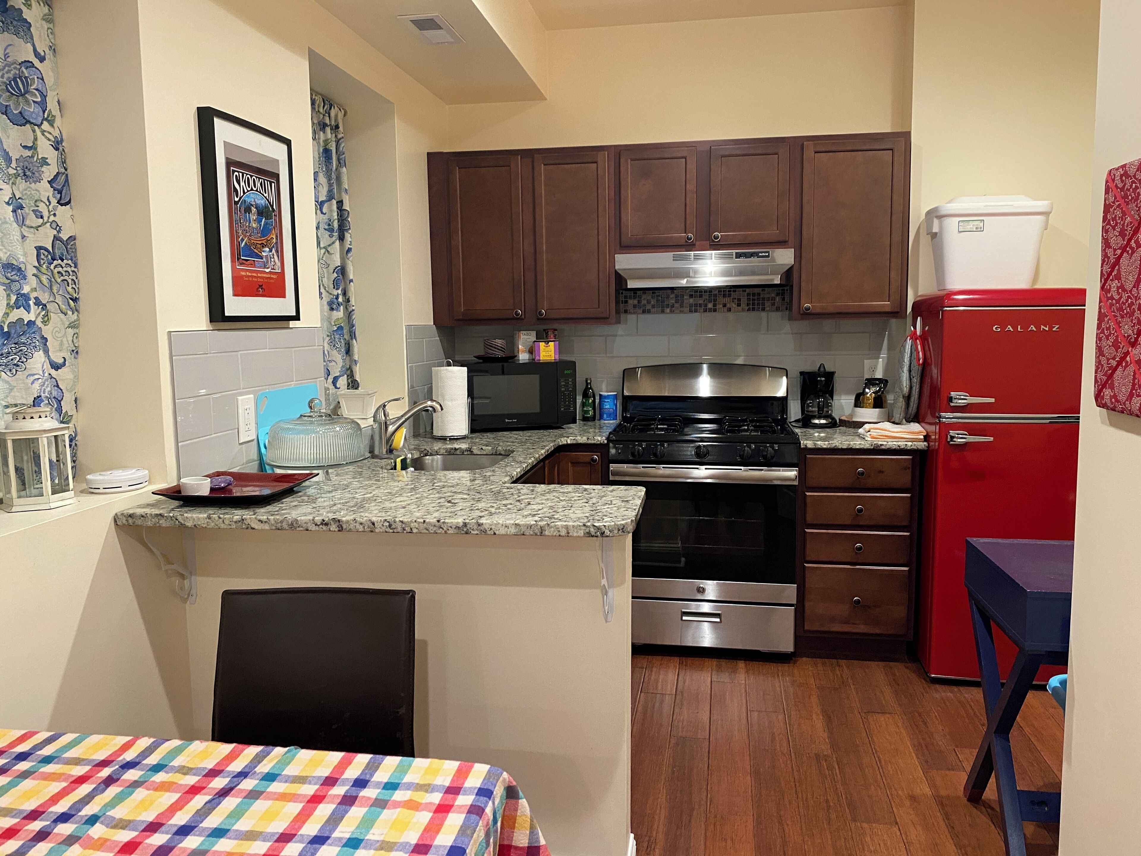 Mikrobølgeovn, ovn, kokeplater og oppvaskmaskin