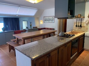 KĂŒhlschrank, Mikrowelle, Ofen, Herdplatte