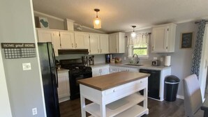 ماكينة لصنع القهوة/الشاي، ثلاجة، ميكروويف، فرن