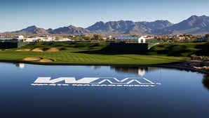 Campo de golf con un cuerpo de agua que refleja el texto "WASTE MANAGEMENT".