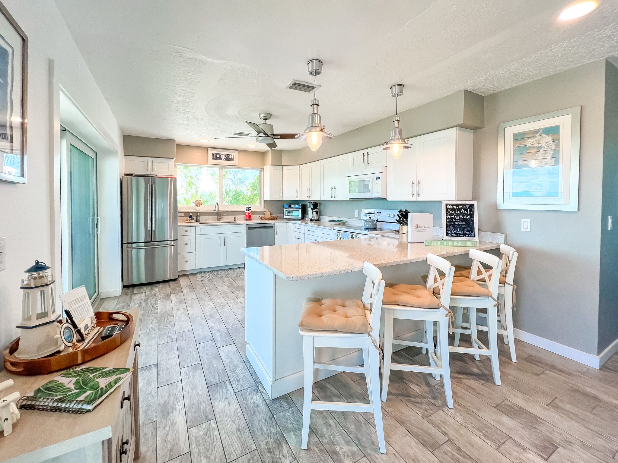 Full-sized fridge, microwave, oven, stovetop