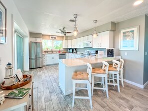 Grand réfrigérateur, micro-ondes, four, plaque de cuisson