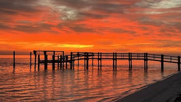 Aan het strand, ligstoelen aan het strand, strandlakens