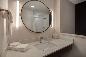 Gratis toiletartikelen, een haardroger, handdoeken, zeep