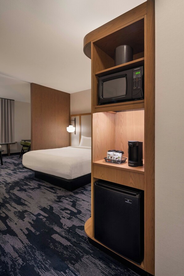A hotel room with a bed, a microwave, a coffee maker, and a mini-fridge. - Fairfield Inn & Suites by Marriott Cleveland Tiedeman Road (Brooklyn)