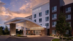 A Fairfield by Marriott hotel with a modern design, featuring a prominent entrance and a covered walkway. - Fairfield Inn & Suites by Marriott Cleveland Tiedeman Road (Brooklyn)