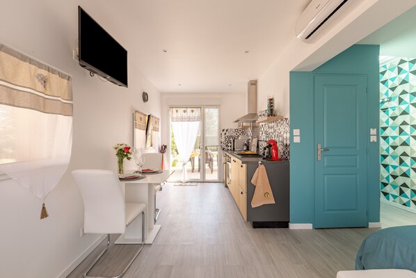 Fridge, microwave, oven, coffee/tea maker - La Petite Californie - Charmante maison à la campagne (Saint-Illiers-la-Ville)