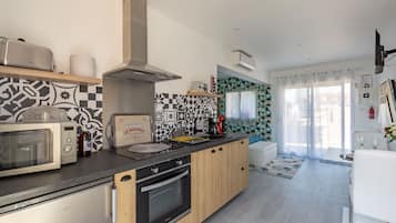 Réfrigérateur, micro-ondes, four, cafetière/bouilloire