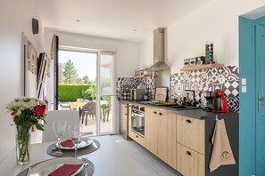 Kylskåp, mikrovågsugn, ugn och kaffe- och tebryggare